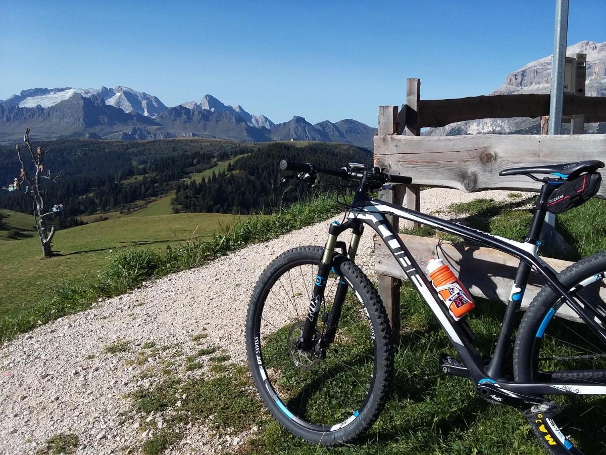 Hotel Costes Corvara In Badia Bagian luar foto