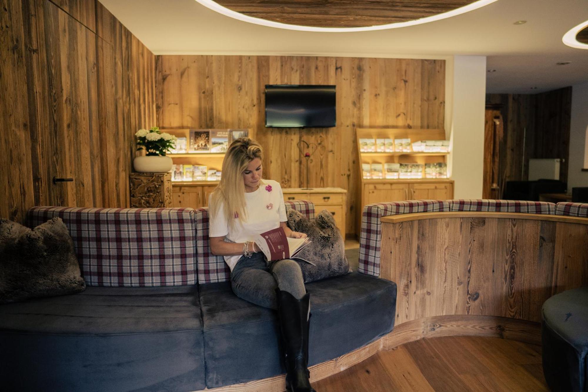 Hotel Costes Corvara In Badia Bagian luar foto
