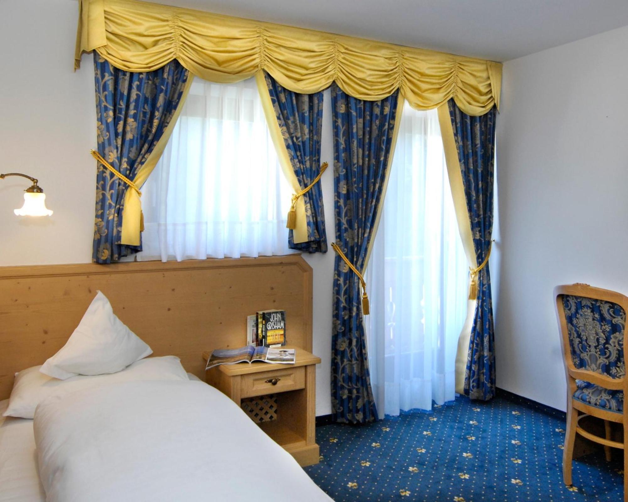 Hotel Costes Corvara In Badia Bagian luar foto