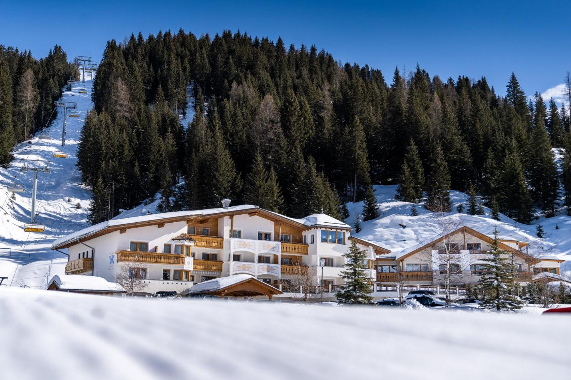 Hotel Costes Corvara In Badia Bagian luar foto