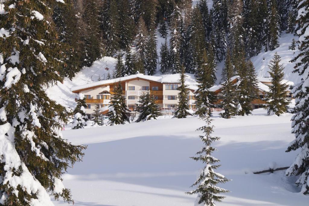 Hotel Costes Corvara In Badia Bagian luar foto